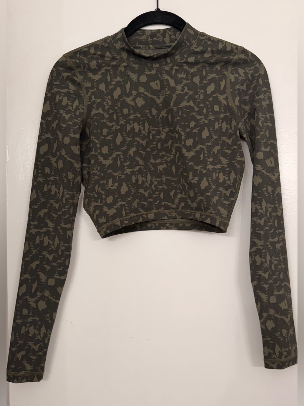 Vuori Long Sleeve Dune Cropped Top Oregano Spots Size XS